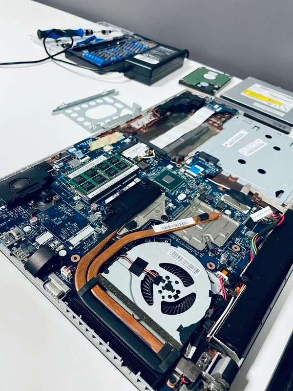 Naprawa laptopa — płyta główna i układ chłodzenia