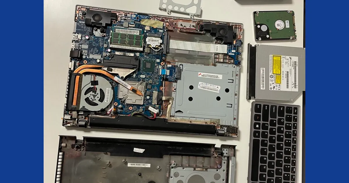 Rozebrany laptop — diagnostyka i naprawa