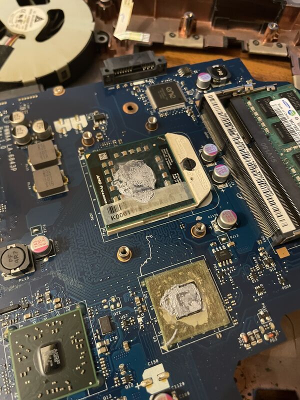 Naprawa laptopa Toshiba — płyta główna z widocznym procesorem APU AMD V140 i gniazdem socketu